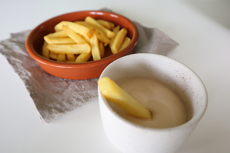 Pommes frites avec mayonnaise à l'huile de coco